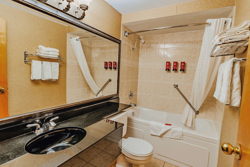 Suite, 1 King Bed, Non Smoking, Balcony - Photo 3