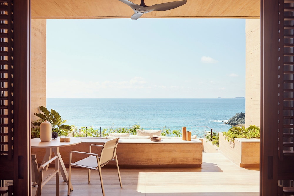 Room, 1 King Bed, Beachfront - Photo 2