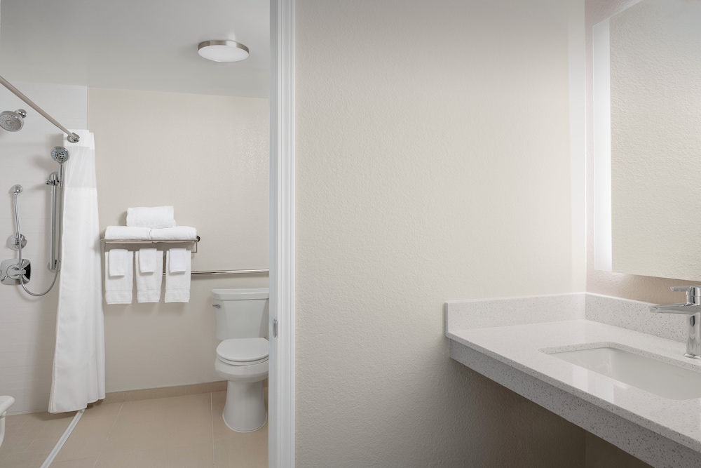Suite, 1 Bedroom (Mobility/Hearing Access, Roll-in Shwr)