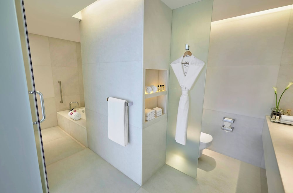 Suite, 2 Bedrooms (Vivanta, Airport View) thumbnail 5