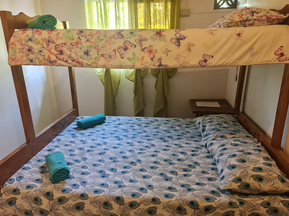 Group Room with 1 Bunk, Shared Bathroom photo 3