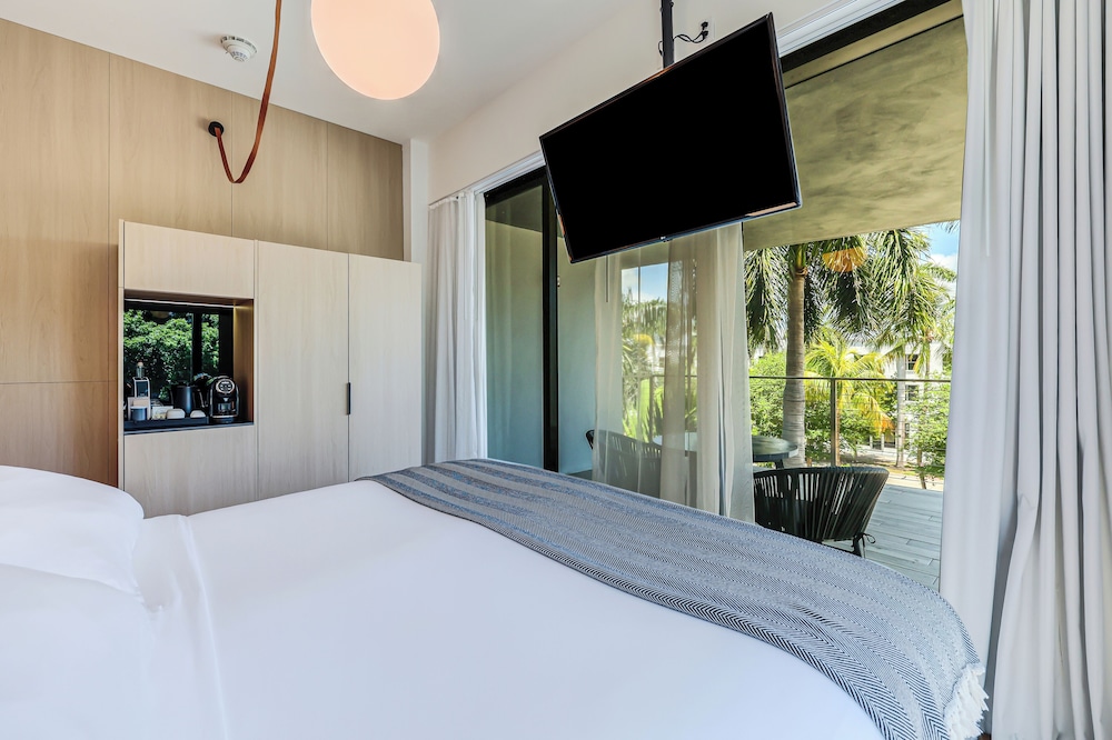 Superior Suite, Corner