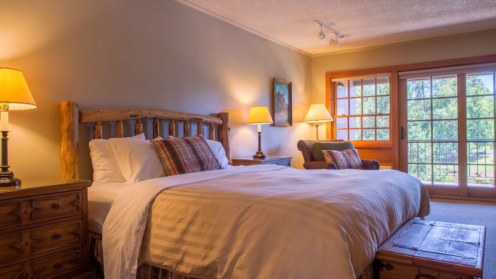 1 King Bed, River View (Deluxe Top Floor) photo 2