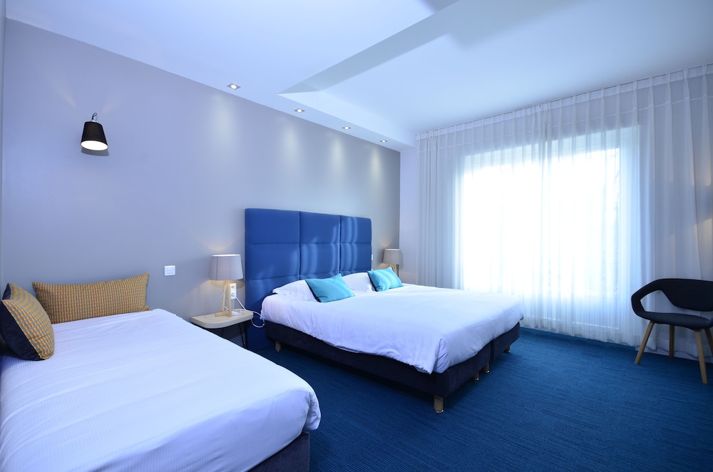 Superior Room, Multiple Beds, Non Smoking (Larger Room) - Photo 6