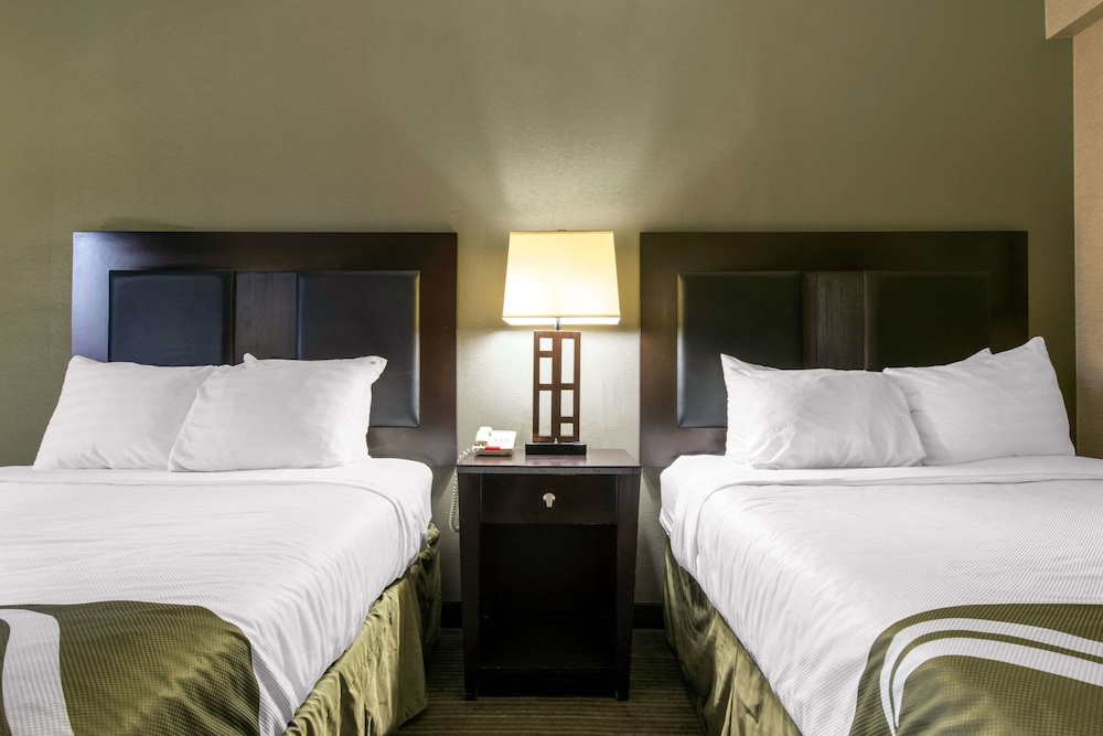 Standard Room, 2 Queen Beds, Non Smoking - Photo 2
