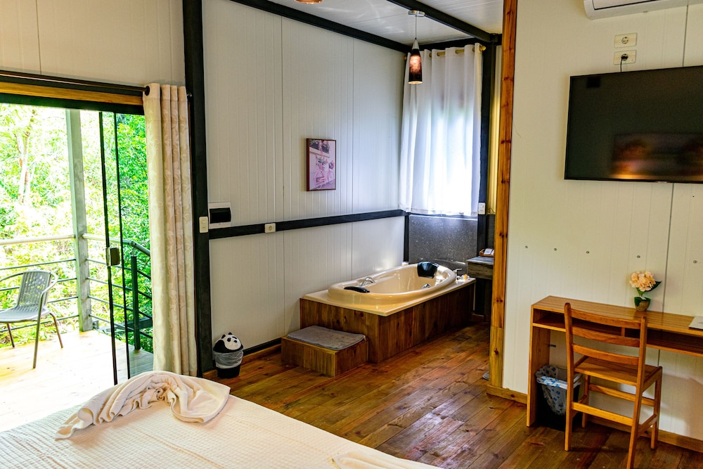 Comfort Cabin, 1 King Bed, Garden View photo 2