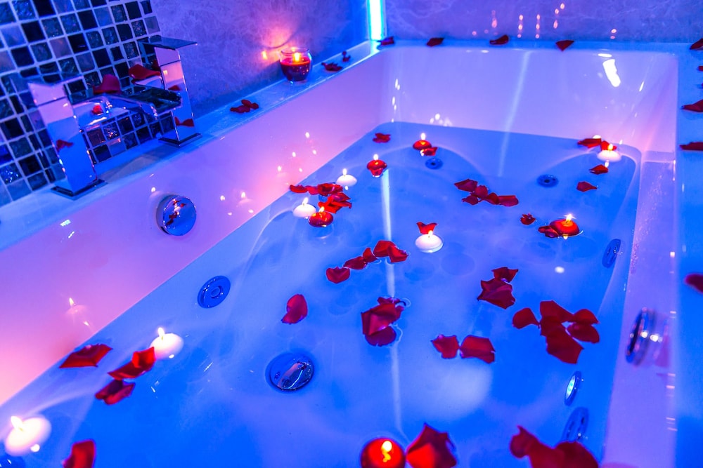 Royal Apartment, Hot Tub (The Royal Spa Suite) photo 2