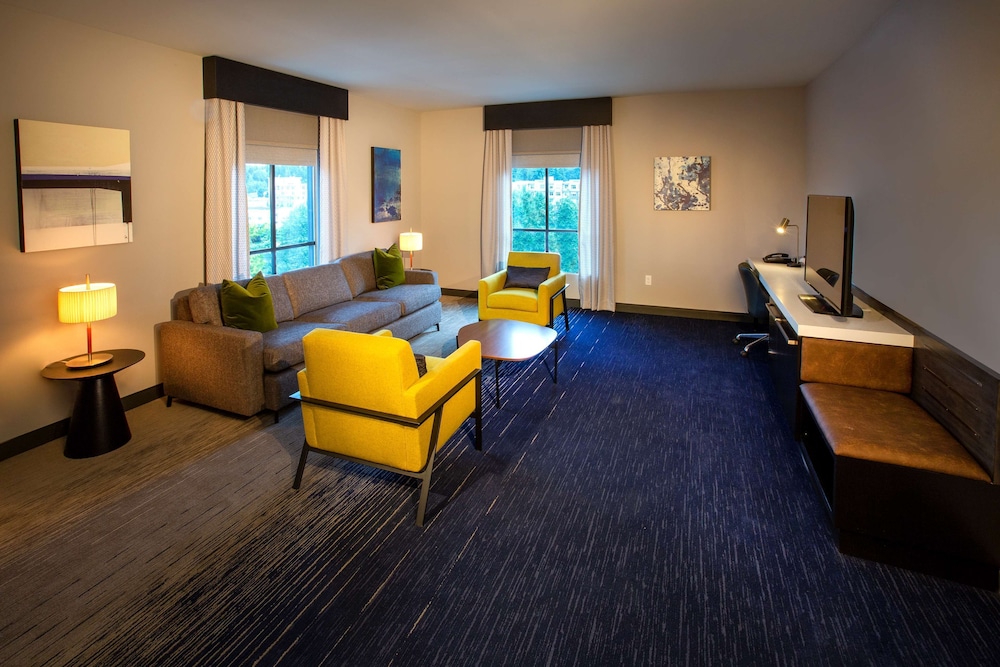King, Suite, 1 Bedroom - Photo 2