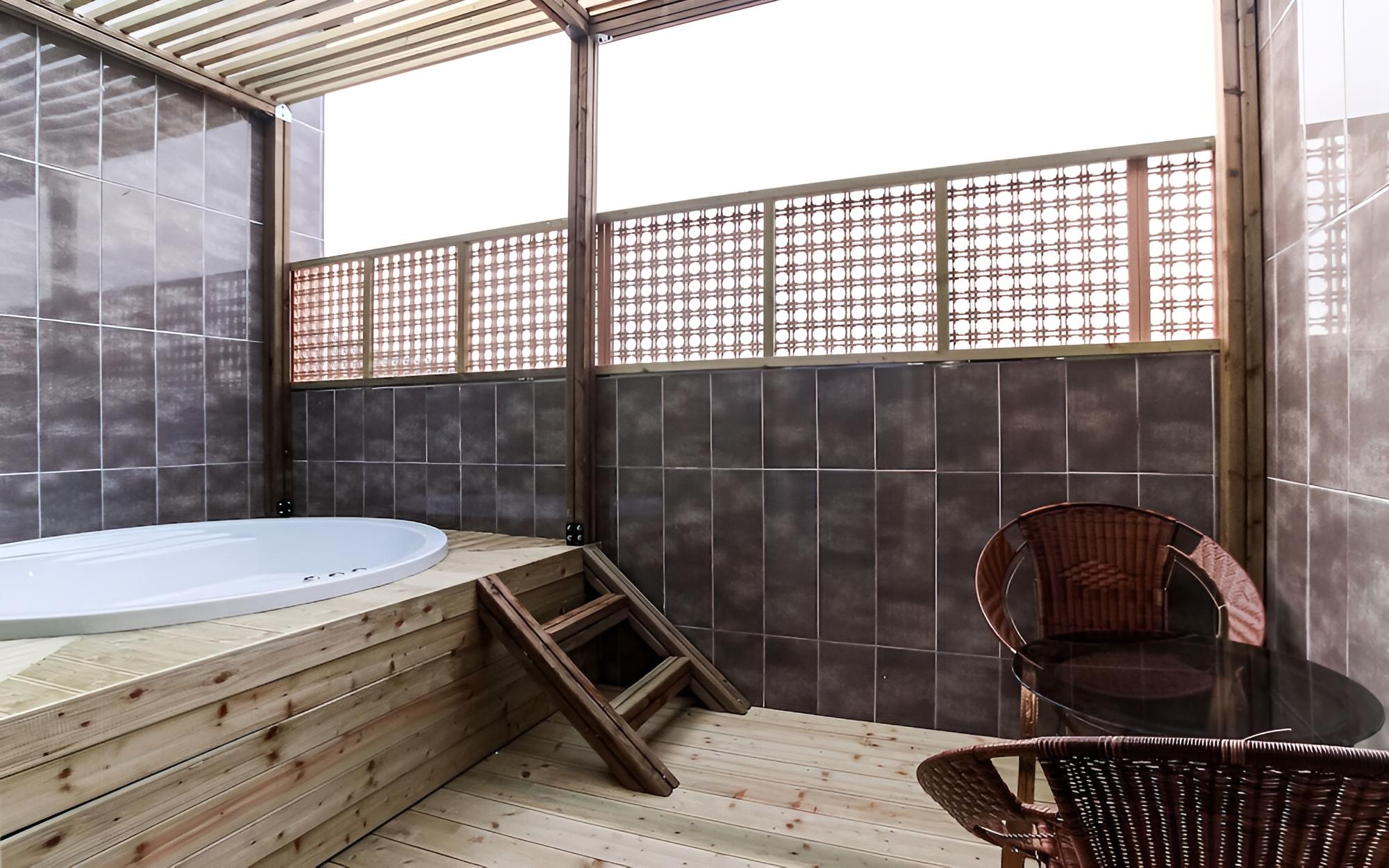 Room (VIP floor (outdoor bath)) photo 3
