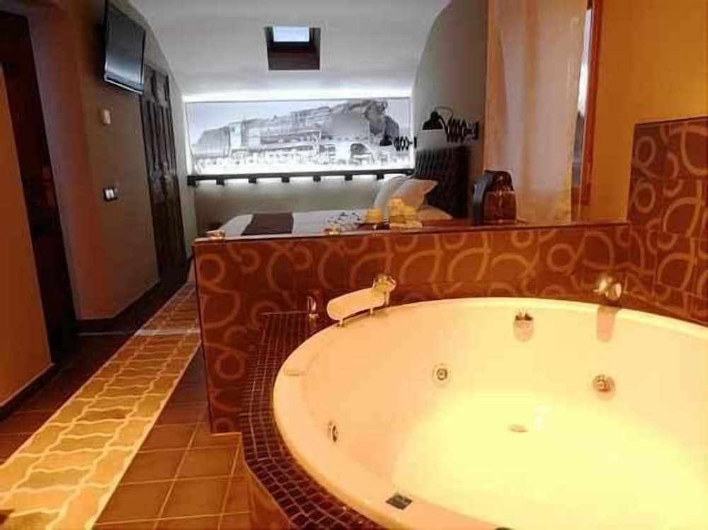 Romantic Suite, Hot Tub (El apeadero) photo 2