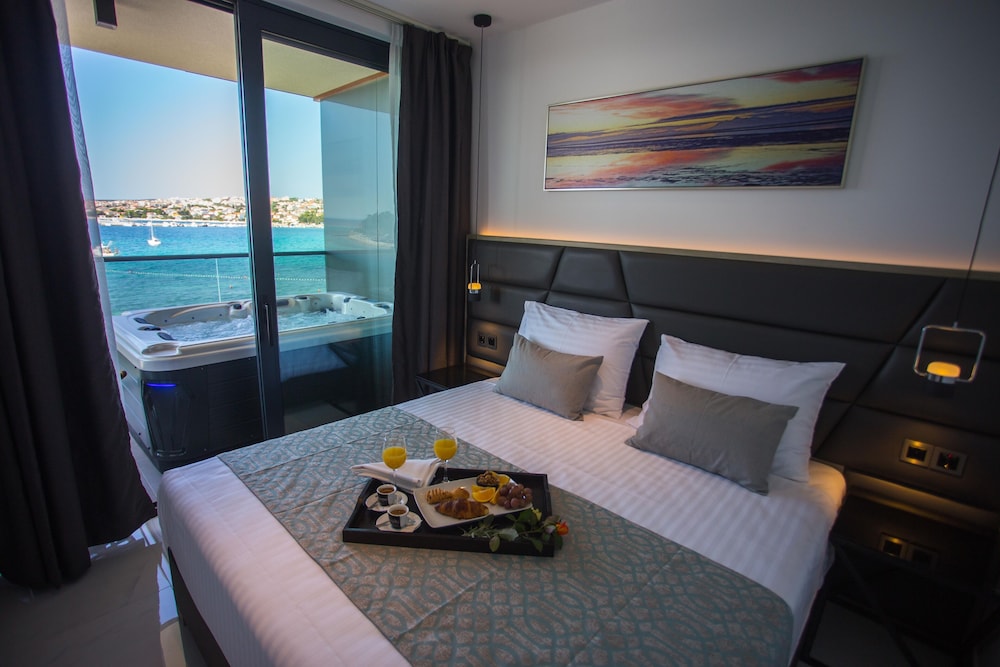 Presidential Suite, Hot Tub, Sea View