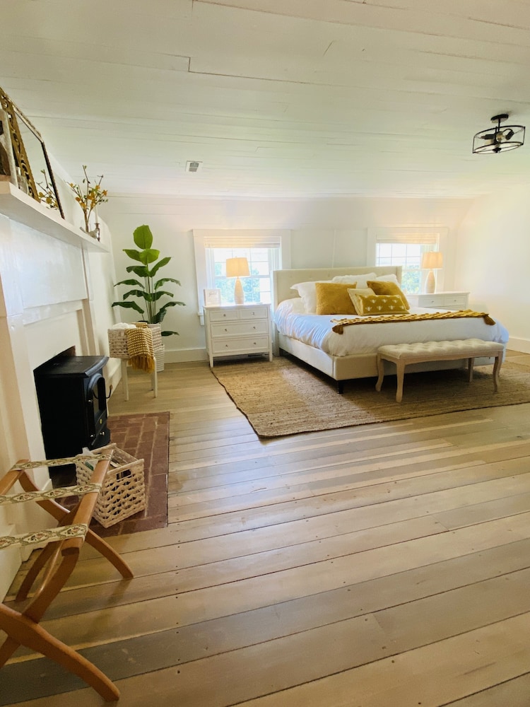 Deluxe Room, 1 King Bed, Hill View