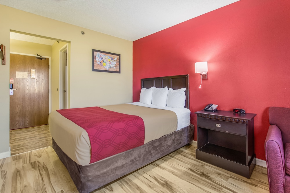 Standard Room, 1 Queen Bed, Non Smoking - Photo 2