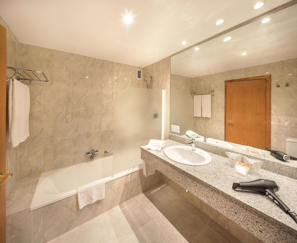 Standard Room (2 adults and 2 children) photo 3