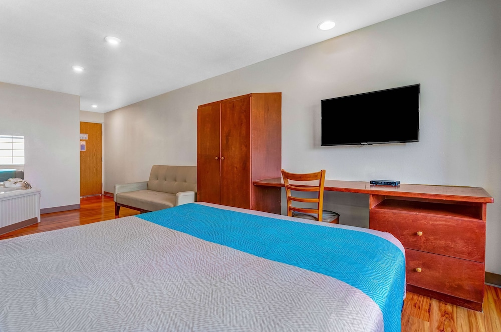 Deluxe Suite, 1 Queen Bed, Non Smoking, Hot Tub photo 1