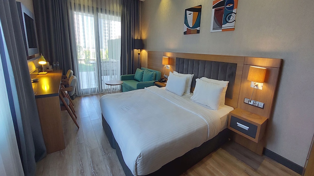 Suite, 1 King Bed, Smoking, Balcony - Photo 3