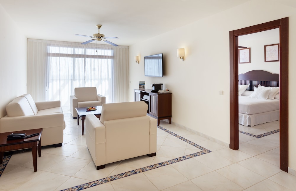 Deluxe Suite - Photo 1