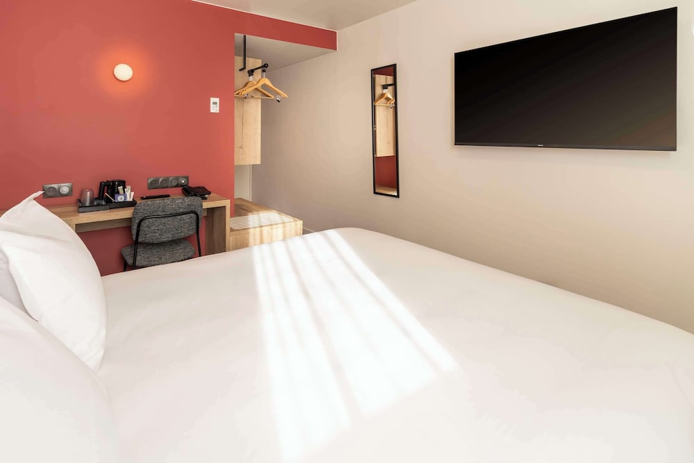 Standard Room, 1 Queen Bed, Non Smoking (Shower Only) - Photo 2
