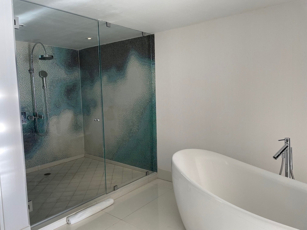 Suite, Tower - Photo 9