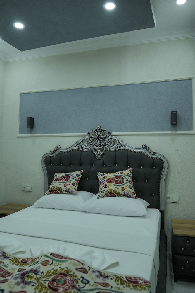 Economy Triple Room photo 2