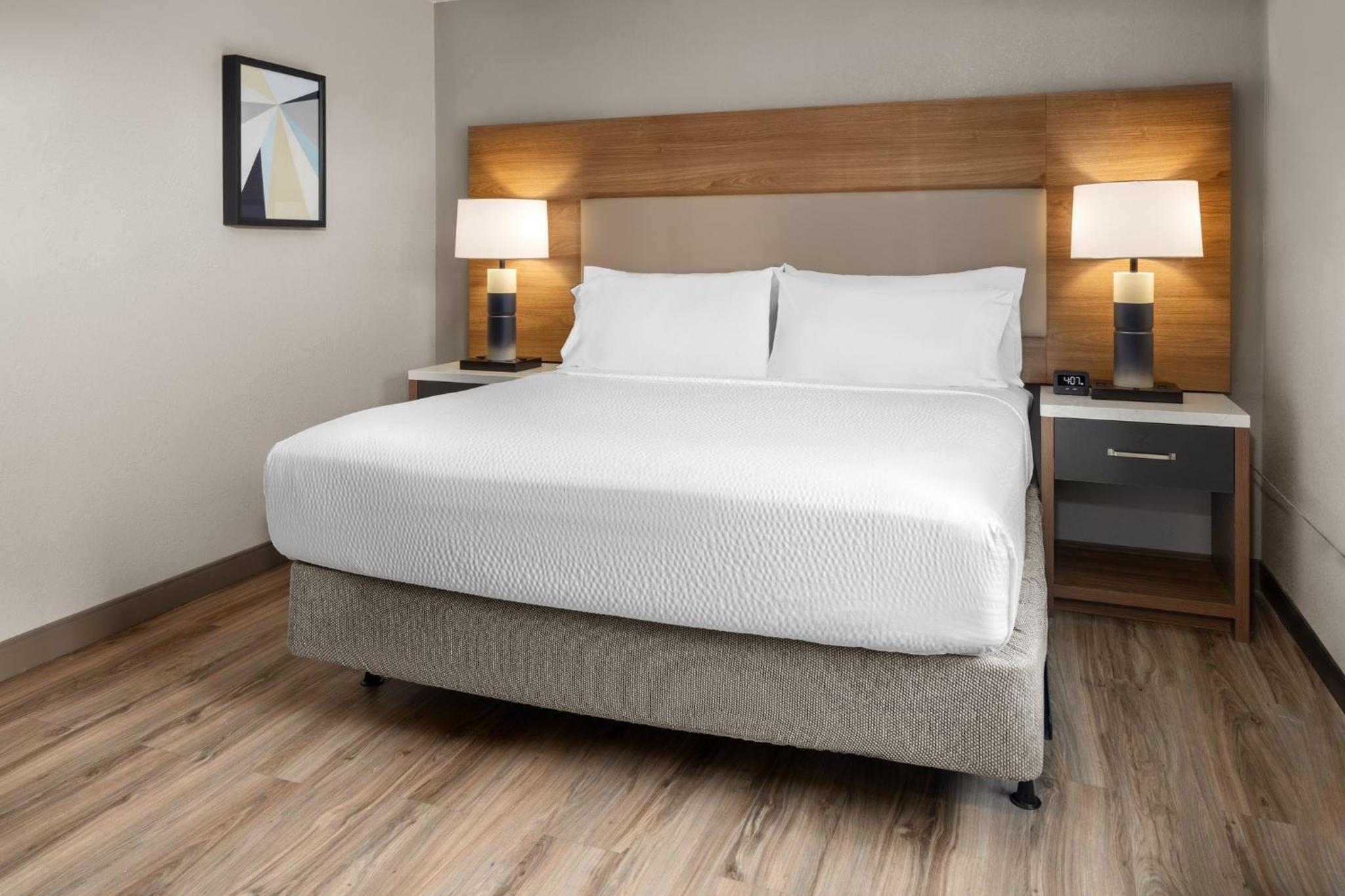 One-Bedroom King Room with Roll-In Shower - Hearing Accessible/Non-Smoking - Photo 4