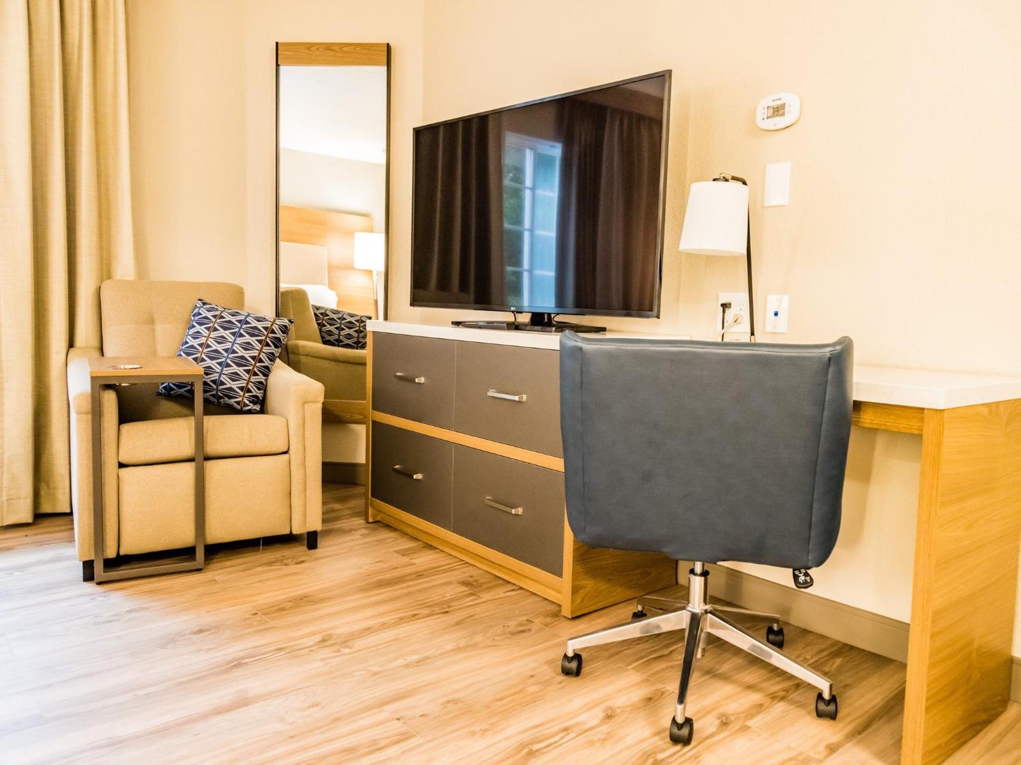 One-Bedroom King Room with Roll-In Shower - Hearing Accessible/Non-Smoking - Photo 9