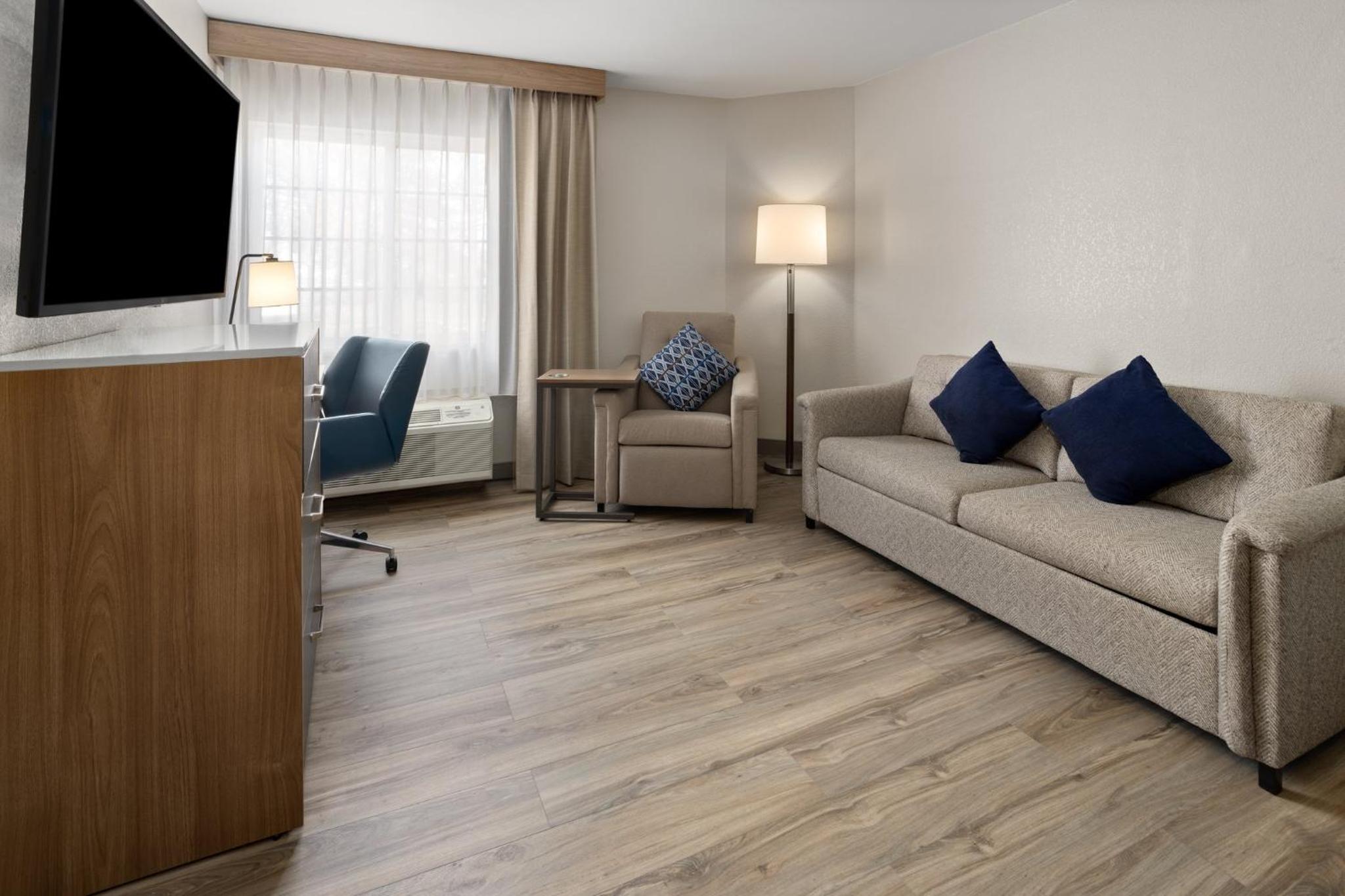 One-Bedroom King Room with Roll-In Shower - Hearing Accessible/Non-Smoking - Photo 2