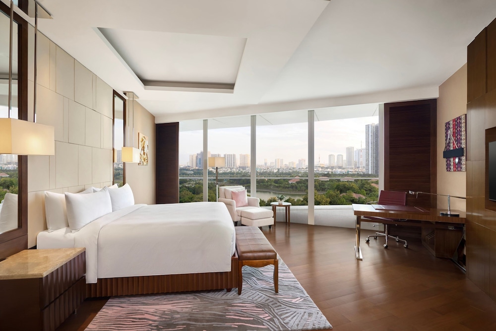 Executive Suite, 1 Double Bed, Balcony (1 King Bed, Lake View) photo 2