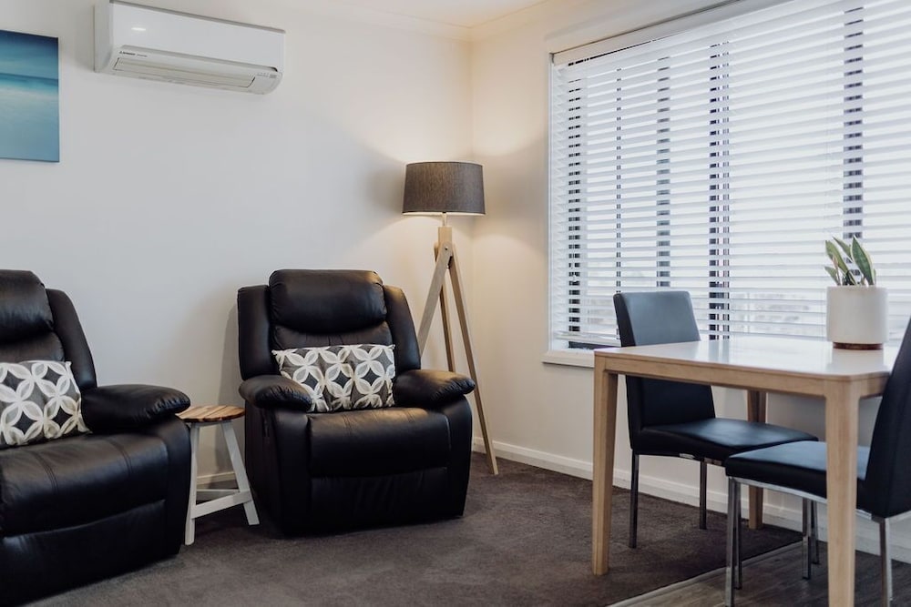 One Bedroom, Bay View Unit 2 Night photo 3