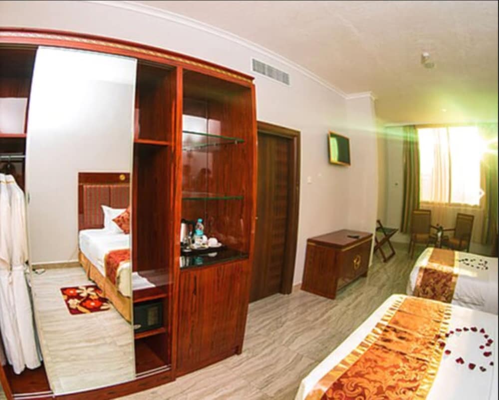 Superior Room, 3 Twin Beds, Non Smoking - Photo 4