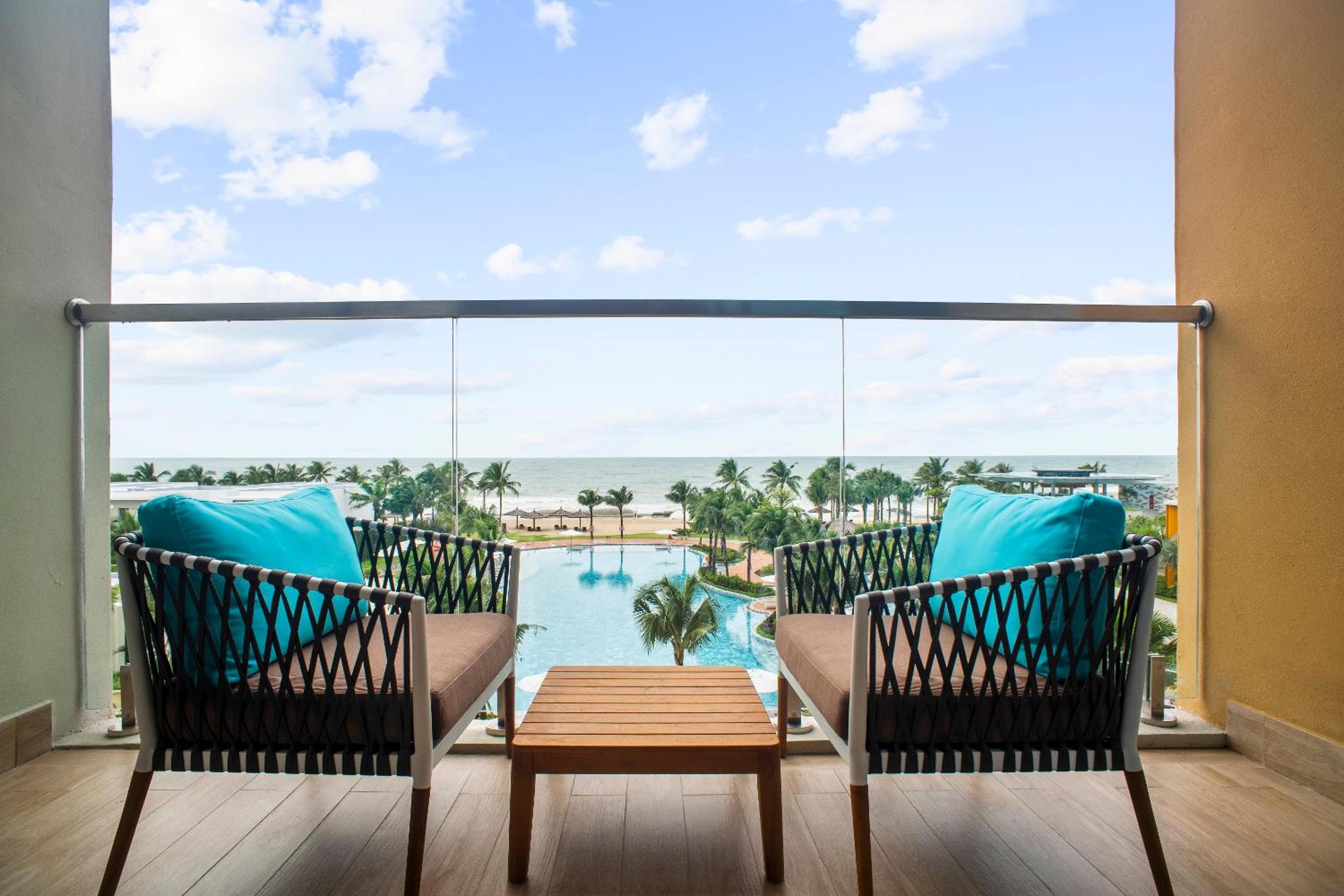One-Bedroom Suite with Balcony and Sea View photo 2