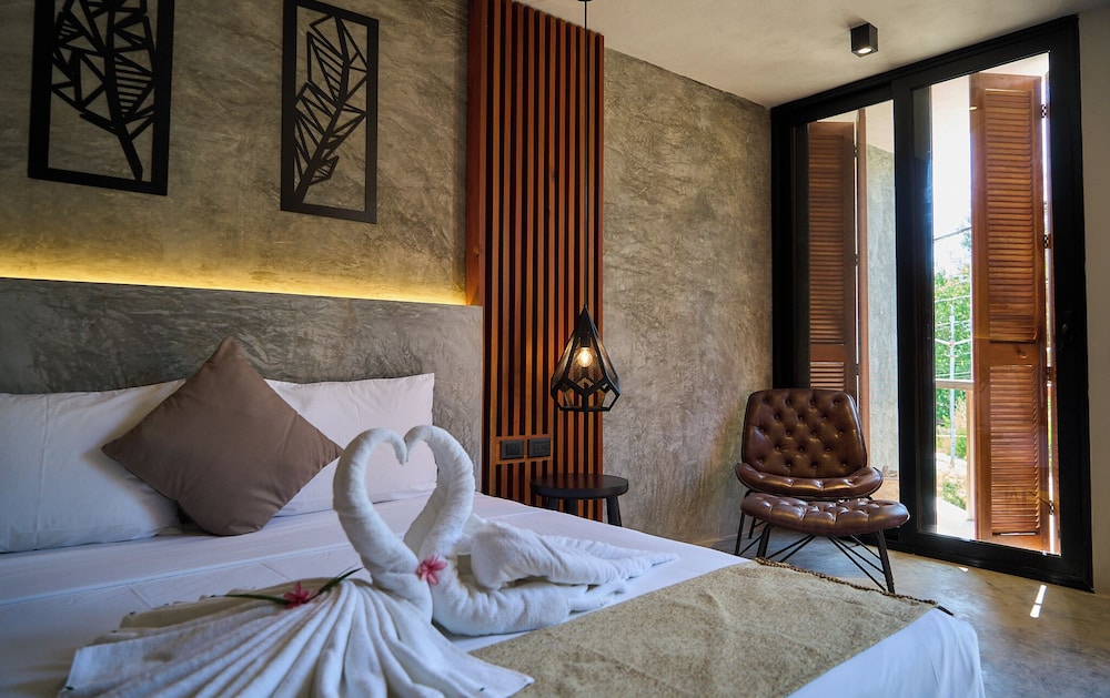 Deluxe Room, 1 King Bed photo 2