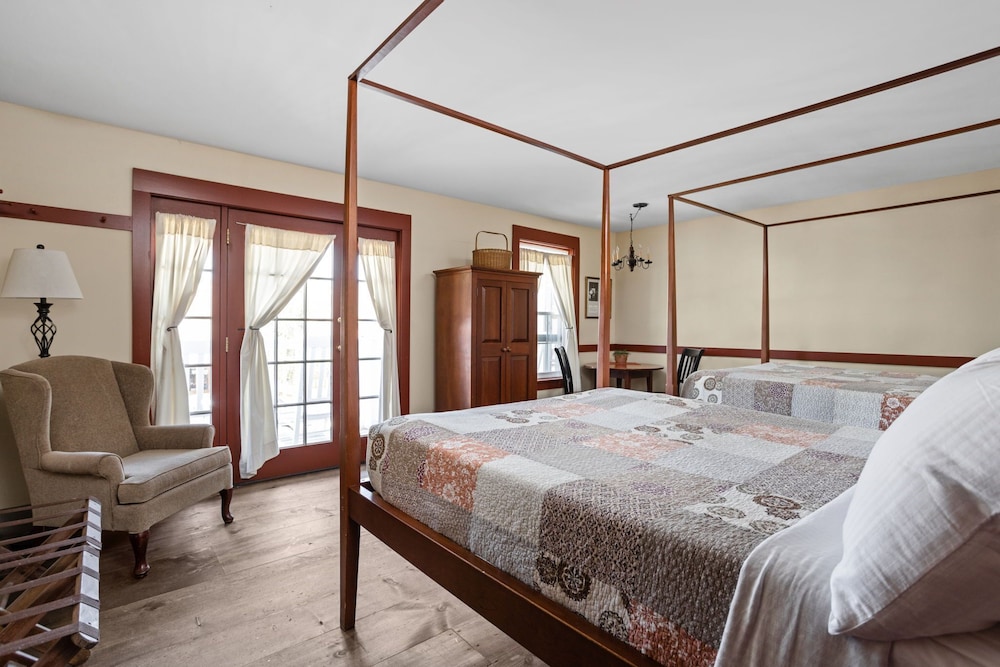 Deluxe Room, 2 Queen Beds, Balcony photo 1