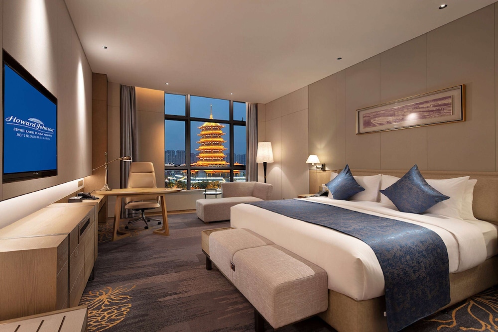 Deluxe Room, 1 King Bed, Non Smoking, Lake View photo 2