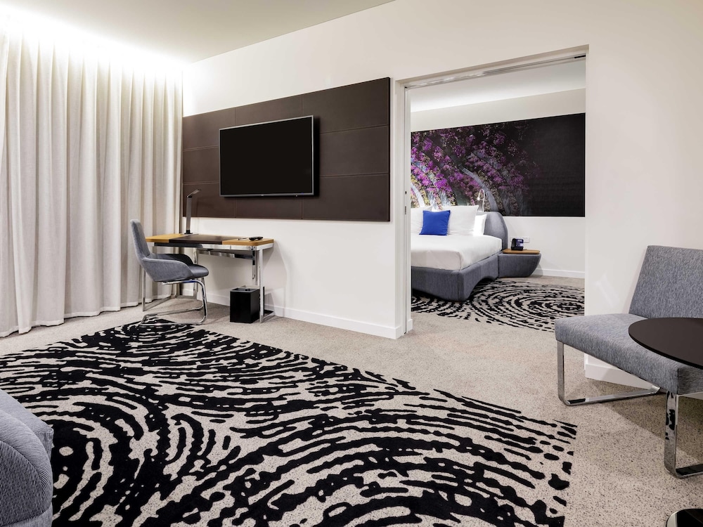Executive Suite, 1 King Bed with Sofa bed
