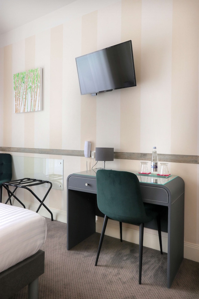 Comfort Room, 1 Queen Bed, Bathtub (Larger Room) - Photo 4