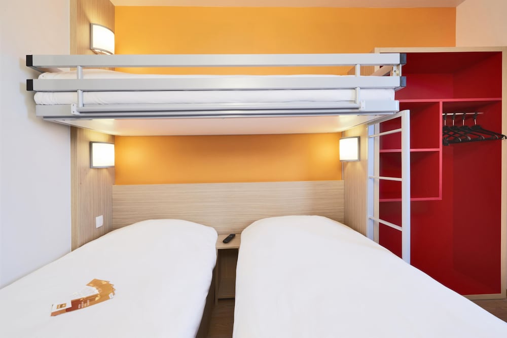 Standard Room, 3 Twin Beds photo 3