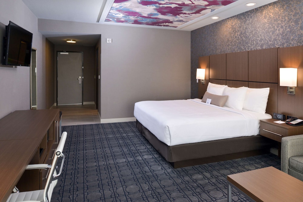 Standard Room, 1 King Bed, Accessible, Non Smoking (with Sofabed) photo 2