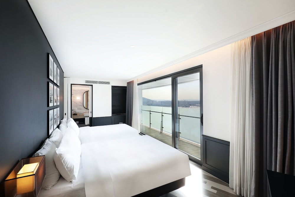 Junior Suite Quadruple (Complimentary Pool Access for 4) - Photo 5