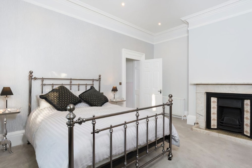 Deluxe Double Room, Ensuite (and Cathedral View) photo 3