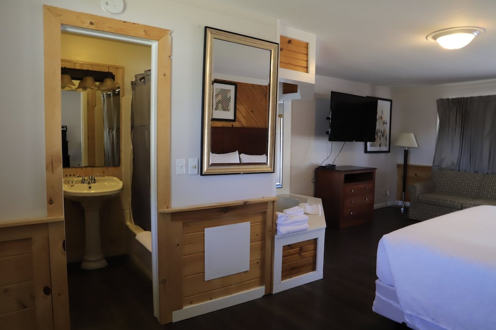 Deluxe Room, 1 King Bed, Hot Tub photo 3