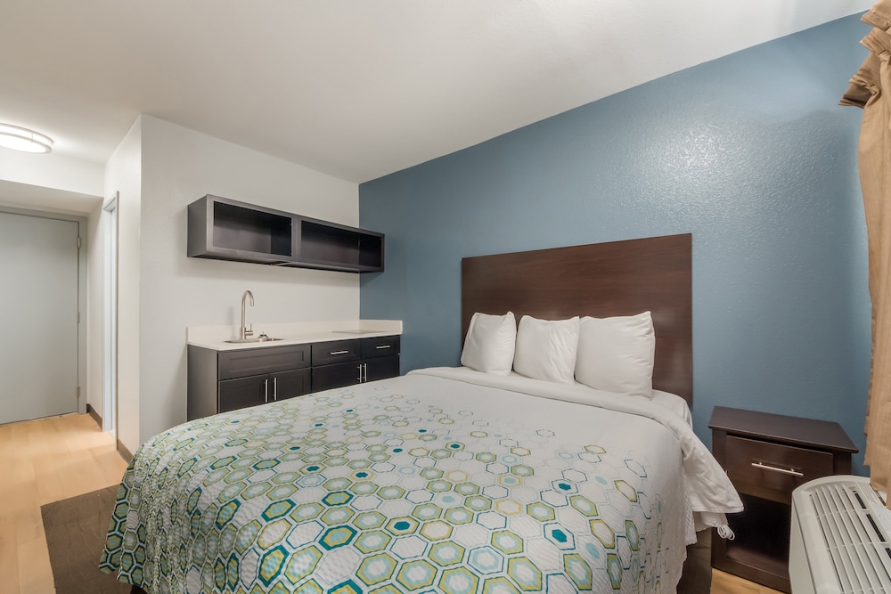 Studio, 1 Queen Bed, Non Smoking, Kitchenette - Photo 1