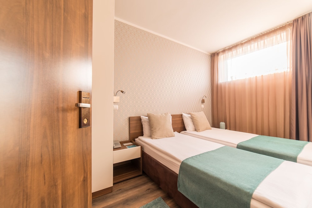 Standard Twin Room, 2 Twin Beds - Photo 1