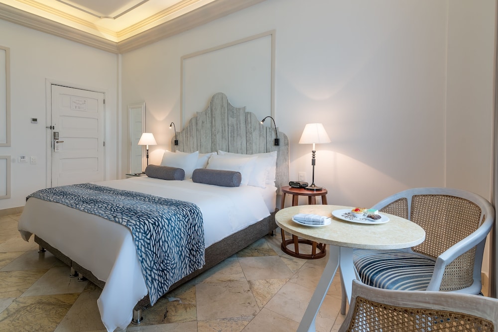 Premium Room, 1 King Bed, Non Smoking - Photo 4