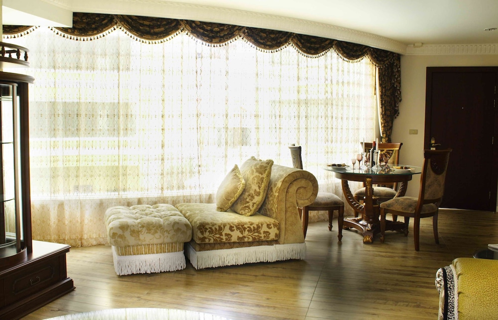 Four Seasons Suite - Photo 8