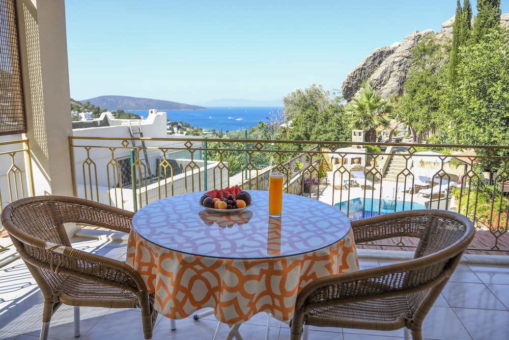 Basic Suite, Partial Sea View