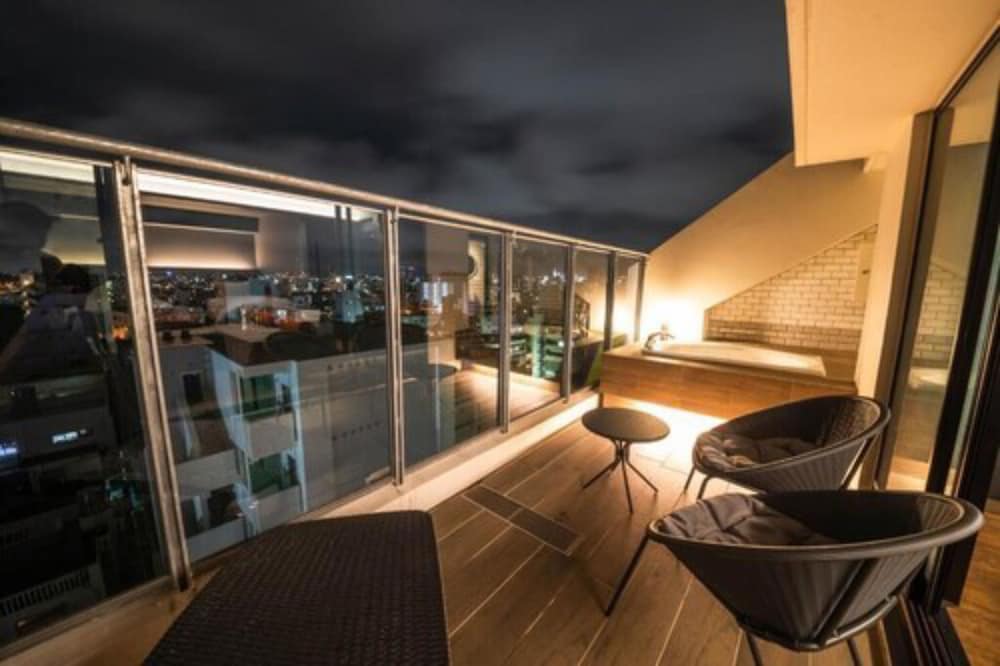 Suite Room with Balcony and Jetted Tab, Non Smoking - Photo 4