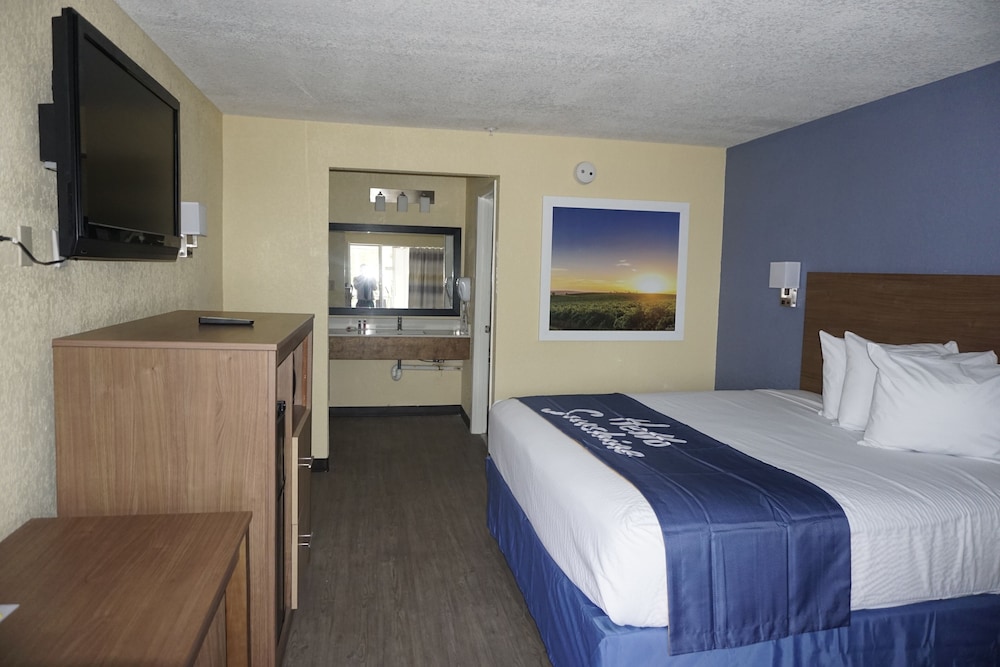 Basic Room, 1 King Bed, Non Smoking - Photo 15