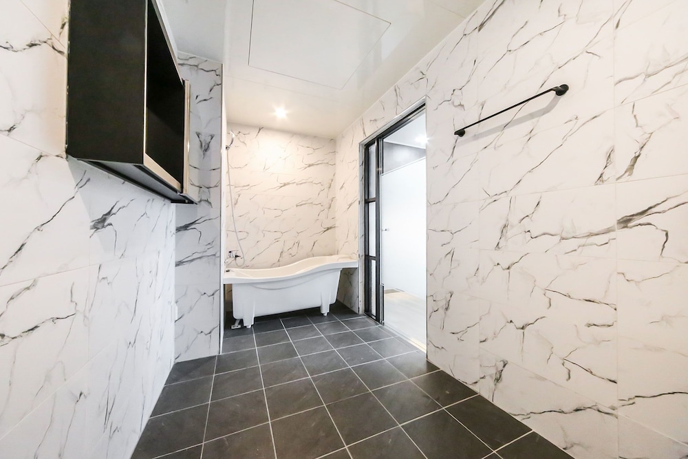Suite - Photo 18