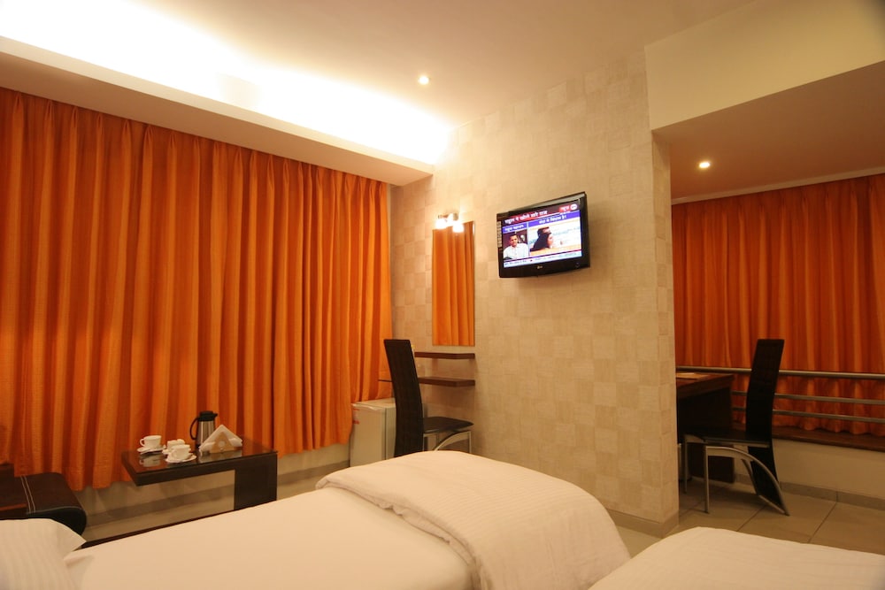 Business Room, 1 Double Bed, Private Bathroom, City View photo 2